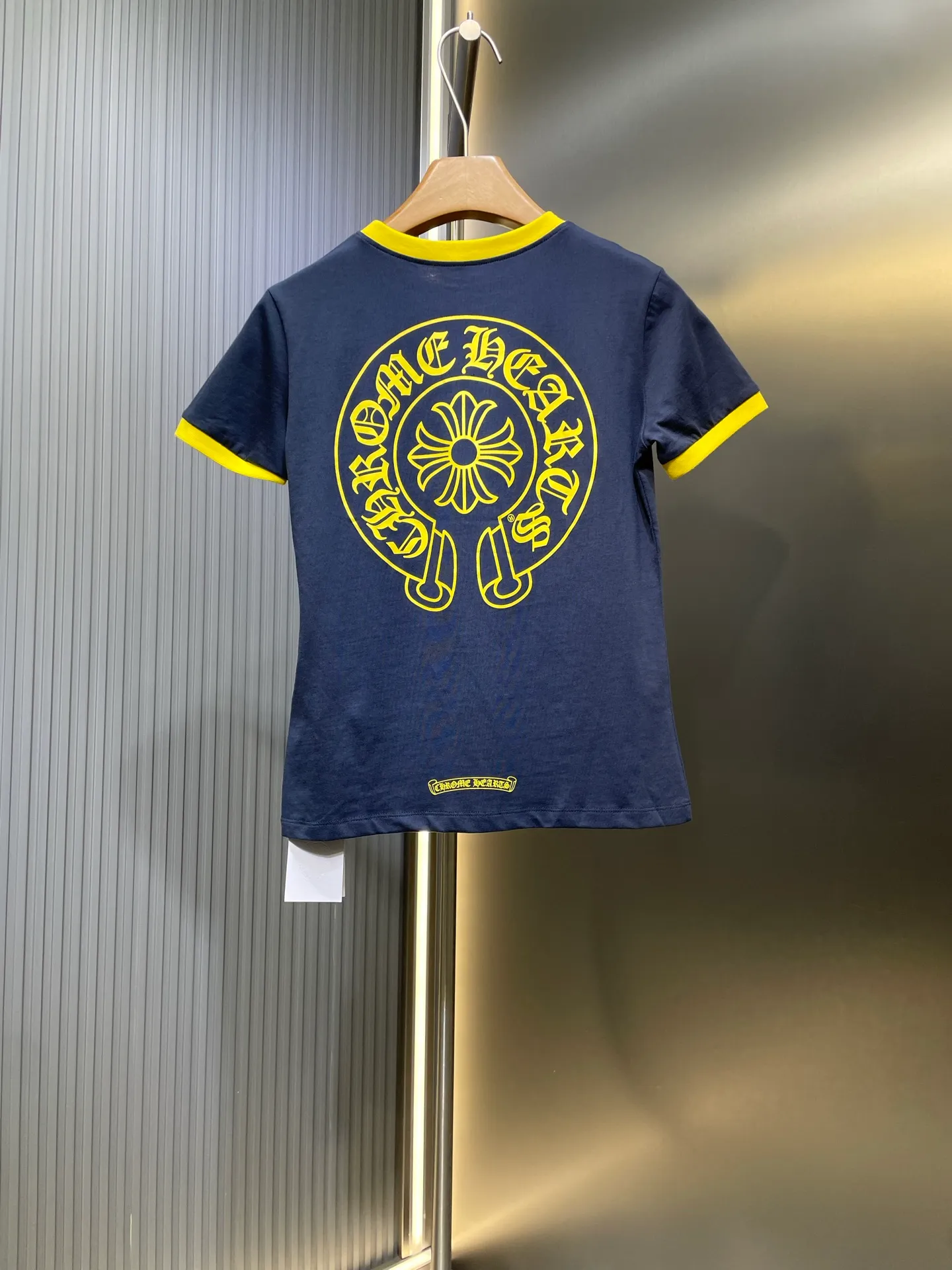 P240 Chrome Hearts 🌟[Top original order] Sanskrit color-blocked short-sleeved fabric: cotton fabric Process: printing production version: fit version Weight: about 140 grams Description: According to YB custom-dyed thread and large body fabric, the printing is hand-printed, contrasting color design The upper body effect is excellent, the overall routing is straight and delicate, the fabric is comfortable and soft, the color is consistent and there is no color difference, it can be matched with the same style to create a fashionable look, and can be used in various occasions, customized accessories, complete with three standards, the same style for men and women!  size：s m l